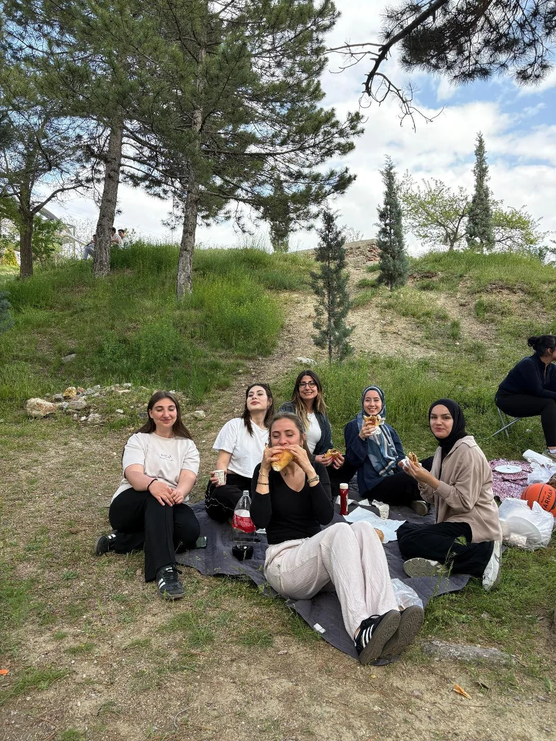 Selçuk Üniversitesi Edebiyat Fakültesi Psikoloji Bölümü olarak, 10 Mayıs Psikologlar Gününde akademik personelimiz ve öğrencilerimizin katılımıyla bölüm pikniği etkinliği gerçekleştirilmiştir.